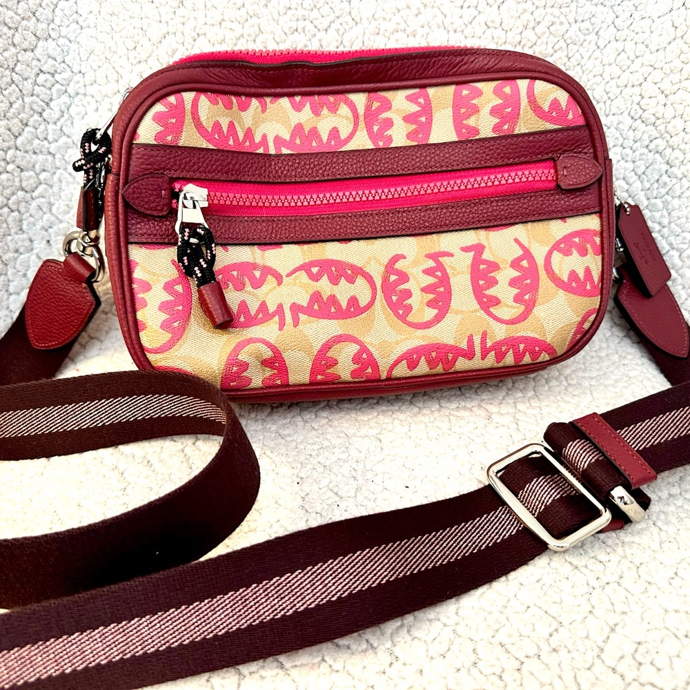 Vale Jes Crossbody In Signature Canvas With Rexy By Guang Yu